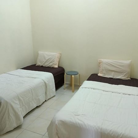 Oyo Home 90419 Sahar Guesthouse Malacca Bagian luar foto